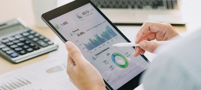 Zdjęcie przedstawia przeglądanie systemu finansowego w tablecie